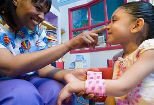 Memphis ENT checking sinuses in child